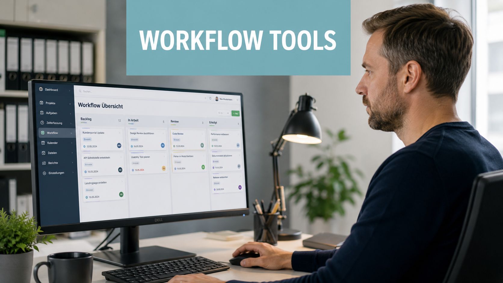 Ein Mann sitzt an einem Computer-Arbeitsplatz und betrachtet eine Software-Oberfläche für Workflow-Management auf seinem Monitor.