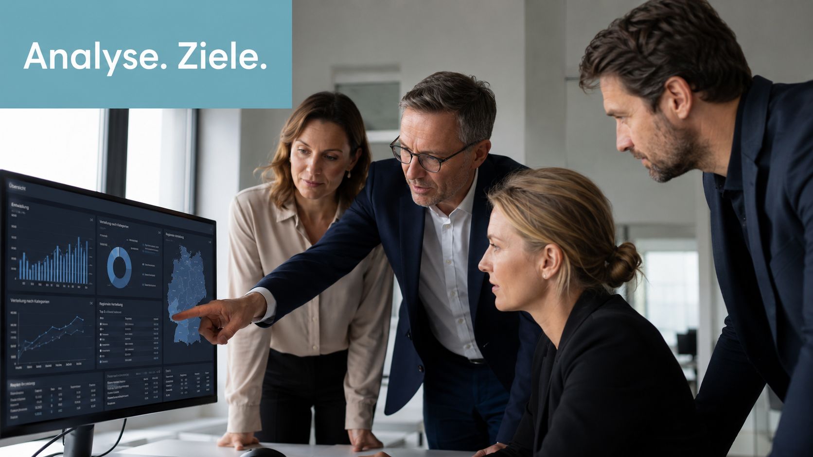 Ein professionelles Team bespricht gemeinsam eine datenbasierte Strategie und Geschäftsanalyse an einem Monitor im modernen Büro.