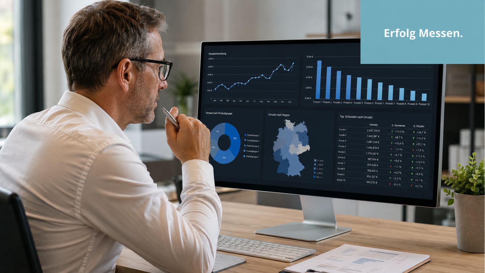 Ein Geschäftsmann betrachtet auf seinem Monitor ein digitales Dashboard mit detaillierten Analysedaten zur unternehmerischen Leistung.