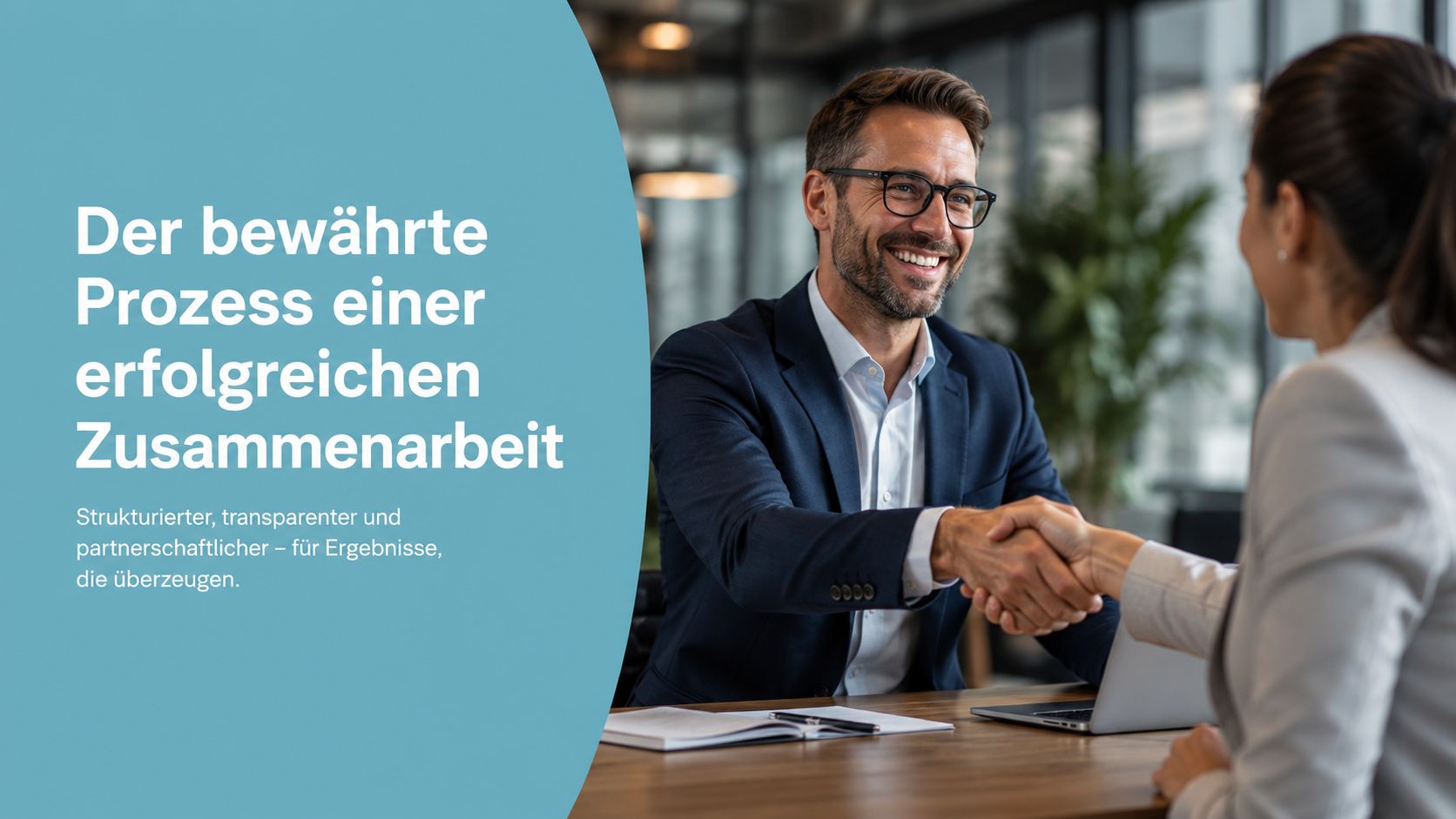 Ein Geschäftsmann und eine Geschäftsfrau geben sich bei einem Meeting im Büro professionell die Hand.